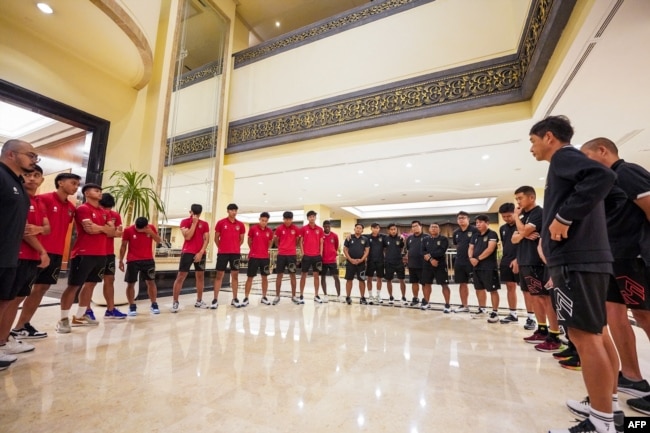 Reaksi anggota tim dan ofisial U-20 Indonesia setelah FIFA mengumumkan pembatalan turnamen sepak bola Piala Dunia FIFA U-20 Indonesia 2023, di sebuah hotel di Jakarta, 30 Maret 2023. (Handout / PERSATUAN SEPAKBOLA INDONESIA (PSSI) / AFP)