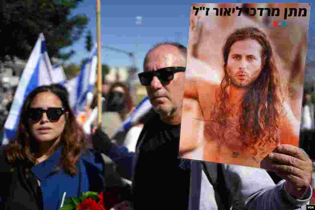 Other Leor posa con una foto de su hijo asesinado por Hamás durante el ataque del 7 de octubre pasado. Familiares de los jóvenes que murieron en el festival Nova se congregaron hoy frente a la sede del parlamento israelí.