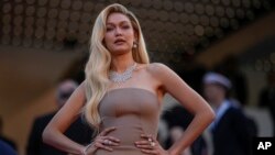 Foto Achiv: Gigi Hadid poze pou yon foto nan gran premye film 'Firebrand' la nan festival entenasyonal sinema Cannes, an Frans, 21 Me 2023. 