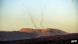 হিজবুল্লাহ এবং ইসরাইলের মধ্যকার ক্রমবর্ধমান আন্তঃসীমান্ত উত্তেজনার মধ্যে উত্তর ইসরাইলের কিরিয়াত শমোনার কাছে দক্ষিণ লেবানন থেকে ছোঁড়া রকেটগুলো প্রতিহত করা হয়। ৭ নভেম্বর, ২০০৩।