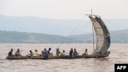 Bato baike bazali kosala mobembo kati na bwato etindikami na mopepe na ebale ya Congo na nzela ya Kwamouth, pene na Kinshasa, RDC, 29 sanza ya misato 2024.