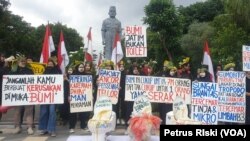 Sejumlah aktivis dan mahasiswa melakukan aksi memeperingati Hari Bumi Tahun 2023, di depan gedung negara Grahadi di Surabaya (foto Petrus Riski)