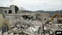 Hiện trường đổ nát sau vụ không kích của Israel vào làng Sultaniyeh ở miền nam Lebanon vào đêm 8/4