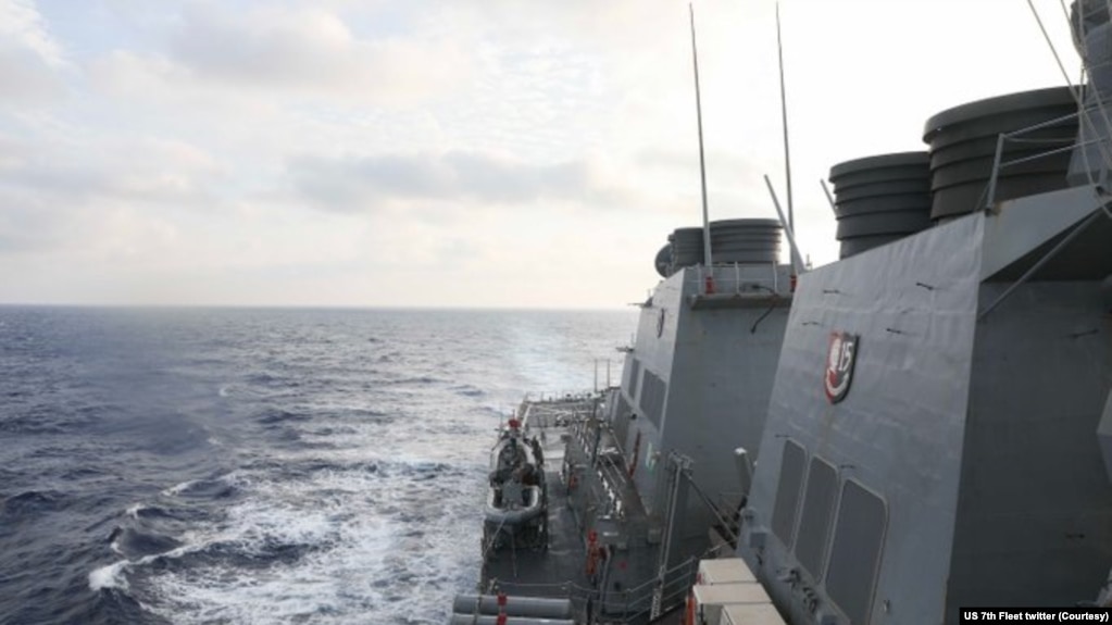 美国海军第七舰队发布照片显示阿利伯克级导弹驱逐舰米利厄斯号 (DDG 69)2023年3月24日在南中国海西沙群岛附近海域巡航捍卫其自由航行的权利。(photo:VOA)