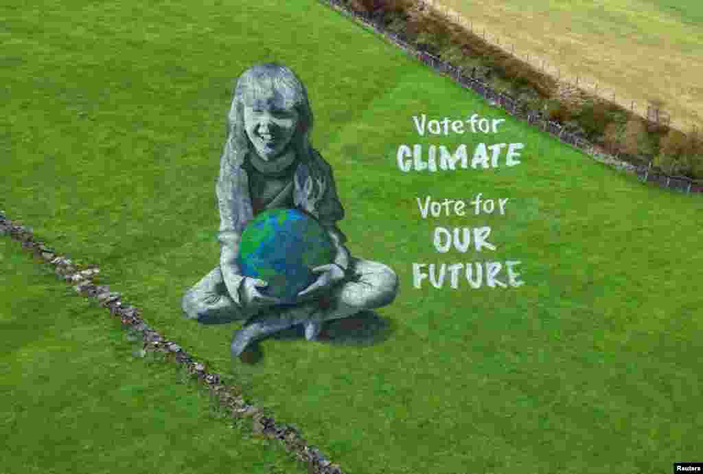 Vota por el clima, vota por tu futuro: con una obra a gran escala, los artistas Sand In Your Eye, envían un mensaje en el Día de la Tierra, que se celebra este lunes 22 de abril. La imagen está en Hebden Bridge, Gran Bretaña.