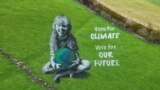 Vota por el clima, vota por tu futuro: con una obra a gran escala, los artistas Sand In Your Eye, envían un mensaje en el Día de la Tierra, que se celebra este lunes 22 de abril. La imagen está en Hebden Bridge, Gran Bretaña.