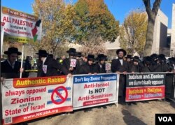 Pripadnici ortodoksne jevrejske anticionističke grupe Neturei Karta na kontramitingu u Vašingtonu (Foto: Ivana Konstantinovic/VOA)