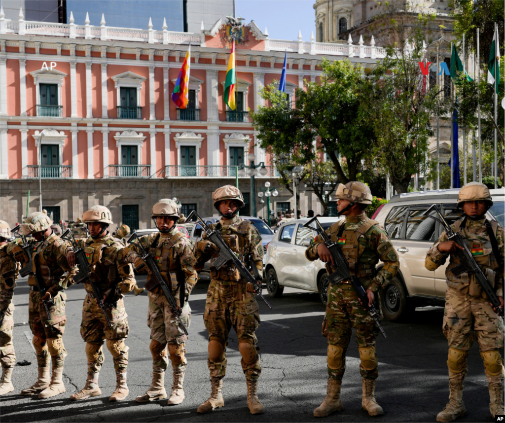  Soldados bloquean la calle frente al palacio presidencial, a la derecha, y a la Asamblea Legislativa, a la izquierda, en la Plaza Murillo de La Paz. 