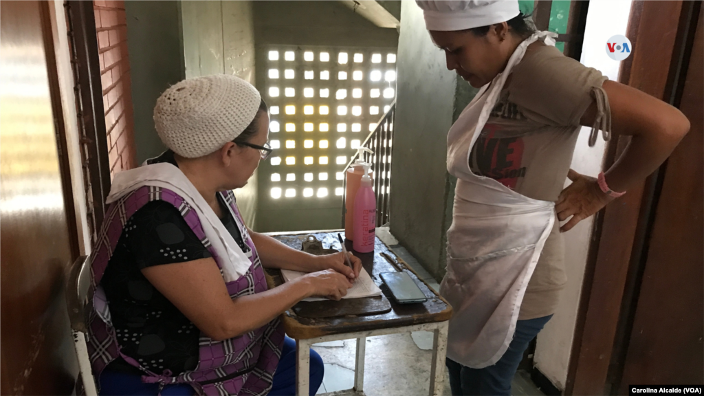 Las madres colaboradoras llevan un registro de los beneficiarios que diariamente asisten al comedor. Las normas establecen que los padres deben informar si un niño no asistirá y si falta una semana sin justificación, se pierde el cupo y pasa a lista de espera.&nbsp;