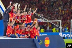 Para pemain Spanyol merayakan dengan trofi Euro 2024 usai laga final Spanyol vs Inggris di Berlin, Jerman, Minggu, 14 Juli 2024. (Foto: AP)