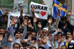 Pengunjuk rasa Muslim berunjuk rasa mengecam pembakaran kitab suci Al-Qur'an di Peshawar, Pakistan, 7 Juli 2023. (Foto: AP)