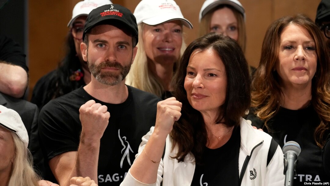 Predsjednica SAG-AFTRA, glumica Fren Dešner i glumac Ben Vajher na pres konferenciji su objavili da Udruženje filmskih glumaca i Federacija TV i radio umjetnika stupa na štrajk u ponoć 13. jula 2023. (Foto: AP/Chris Pizzello)