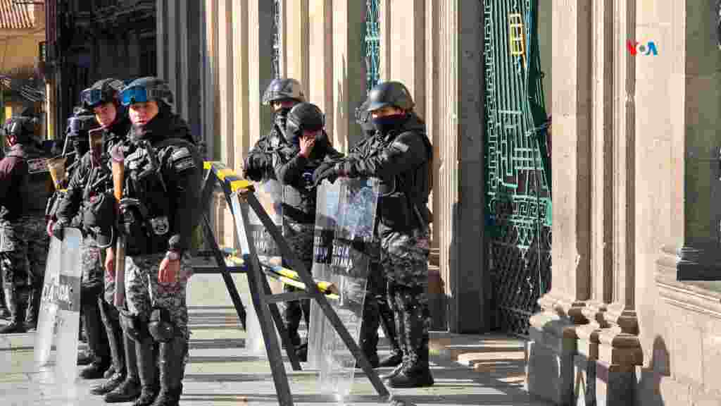 Varios efectivos de la policía boliviana custodian la puerta principal de la Casa del Pueblo, que ayer protagonizó un intento de golpe de Estado.