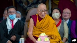 Pemimpin spiritual Tibet Dalai Lama tersenyum saat memimpin upacara peringatan ulang tahunnya yang ke-88 di kuil Tsuglakhang di Dharamshala, India, 6 Juli 2023.