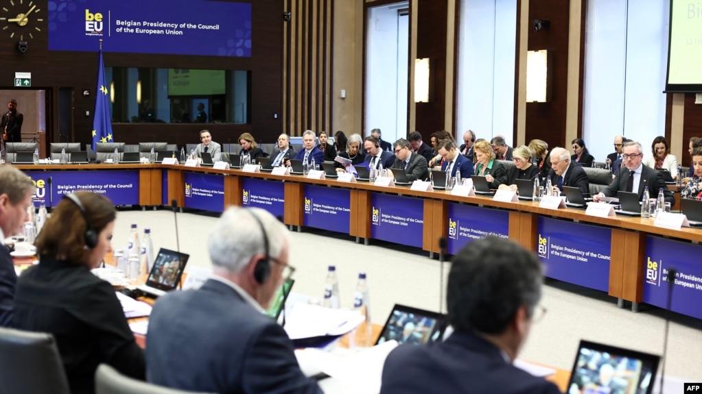 资料照片：2024年2月12日，欧盟外交与安全政策高级代表、欧盟委员会副主席何塞普·博雷尔（右二）在布鲁塞尔召开非正式外交事务委员会会议上。（法新社照片）(photo:VOA)