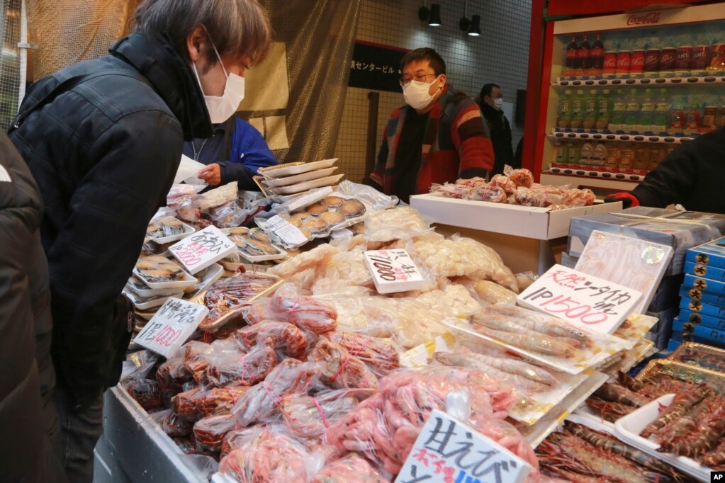 资料照：东京街头的海产鱼摊。（2021年12月31日）(photo:VOA)