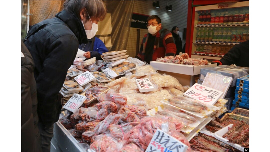 资料照：东京街头的海产鱼摊。（2021年12月31日）