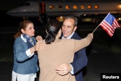 Arhiv - Članovi porodice pozdravljaju Amerikanca Emada Shargija nakon što je sa još četiri zatvorenika oslobođen u razmjeni između SAD i Irana, 19. septembar 2023.