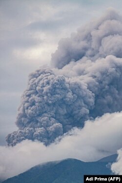 Abu vulkanik yang keluar dari Gunung Marapi saat terjadi letusan terlihat dari Tanah Datar, Sumatra Barat, 3 Desember 2023. (Foto: Adi Prima/AFP)