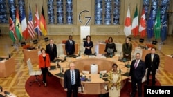 Para Menteri Luar Negeri negara anggota G7 berpose untuk foto dalam pertemuan di Balai Kota di Muenster, Jerman, pada 4 November 2022. (Foto: Bernd Lauter/Pool via Reuters)