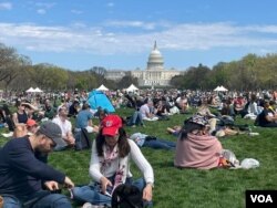 Thousands watch solar eclipse in Washington