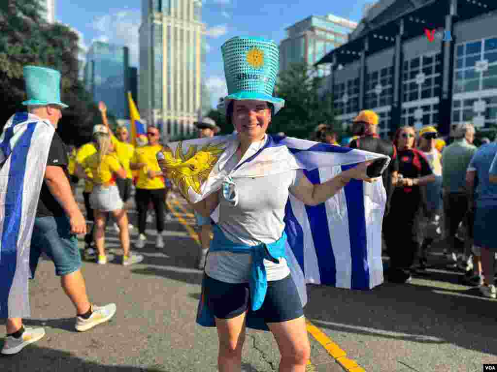 Uruguaya posa con bandera en Charlotte, Carolina del Norte.