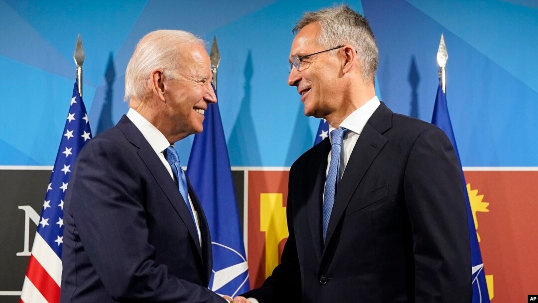 Presiden Joe Biden, kiri, disambut oleh Sekretaris Jenderal NATO Jens Stoltenberg saat kedatangan untuk KTT NATO di Madrid, Spanyol, 29 Juni 2022. (Foto: AP)