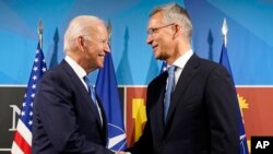 Presiden Joe Biden, kiri, disambut oleh Sekretaris Jenderal NATO Jens Stoltenberg saat kedatangan untuk KTT NATO di Madrid, Spanyol, 29 Juni 2022. (Foto: AP)