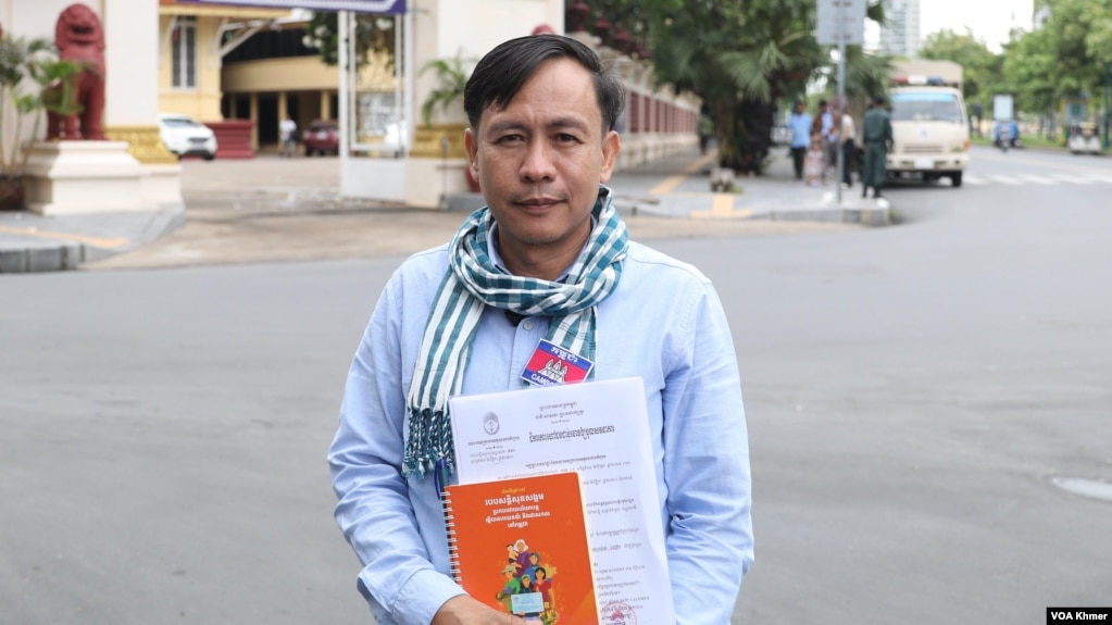 រូបឯកសារ៖ លោក វន់ ពៅ ប្រធាន IDEA បង្ហាញខ្លួននៅតុលាការកំពូល រាជធានីភ្នំពេញ នាព្រឹកថ្ងៃទី២ ខែកញ្ញា ឆ្នាំ២០២៤។(ស៊ុន ណារិន/វីអូអេ)