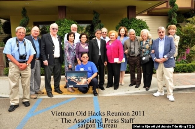 Năm 2011, tại hải ngoại có một buổi họp mặt các cựu nhân viên Văn Phòng Associated Press Saigon tại tòa báo Người Việt, Little Saigon, California. Từ trái: Neal Ulevich (AP), Terry Wolkerstofer (nhà báo tự do), Carl Robinson (AP), Trần Mộng Tú (AP) và Frank (chồng Trần Mộng Tú), Phương Dung Robinson (vợ Carl), Đặng Văn Phước, áo khoác đen (phóng viên nhiếp ảnh AP), Murray Fromsen (nhà báo tự do), Linda Deutch (nhà báo tự do), Valerie Komor (nhà báo tự do) Nick Ut (phóng viên nhiếp ảnh AP), Edie Lederer (nhà báo tự do), Dick Pyle (Trưởng phòng Thông Tấn AP) và vợ; người ngồi phía trước cầm tấm hình là Lư Xây (chuyên viên phòng tối rửa hình của AP). [Hình tư liệu với ghi chú của Trần Mộng Tú]