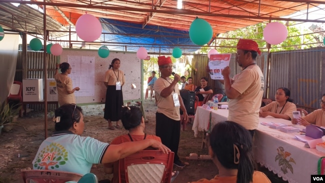 Penghitungan suara Pilpres oleh petugas KPPS di TPS 3, Desa Maliwuko, Kecamatan Lage, Kabupaten Poso, Sulawesi Tengah, Rabu (14/2) (Foto: VOA/Yoanes Litha).