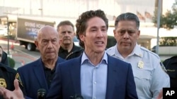 Potongan gambar dari video yang dirilis saluran televisi KTRK-TV ABC13 menunjukkan Pendeta Joel Osteen berbicara kepada awak media menyusul insiden penembakan yang terjadi di Gereja Lakewood, di Houston, pada 11 Februari 2024. (Foto: KTRK-TV ABC13 via AP)