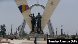 Un homme marche devant le parc « Place de Le Nation » à N'Djamena, Tchad, le 26 avril 2021.