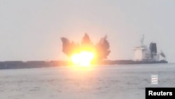 지난 12일 홍해에서 후틴 반군에게 피격된 후 폭발하는 그리스 소유의 M/V 튜터호의 모습.