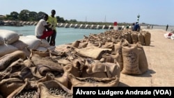 Sacos com castanha de caju no Porto de Bandim, Bissau, Guiné-Bissau