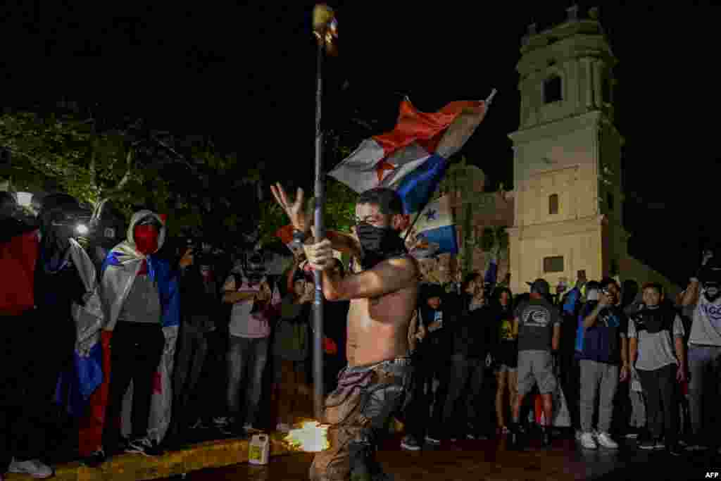 Al casco antiguo de ciudad de Panamá, donde se encuentra la casa del presidente, llegó un numeroso contingente de jóvenes, quienes cantaron el himno nacional y mantuvieron la paz.