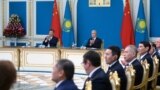 Kazahstanski predsjednik Kasym-Jomart Tokayev i kineski predsjednik Xi Jinping učestvuju na ceremoniji pokretanja zajedničkih kazahstansko-kineskih projekata i objekata, održanoj putem video linka u Astani, Kazahstan, 3. jula 2024. 