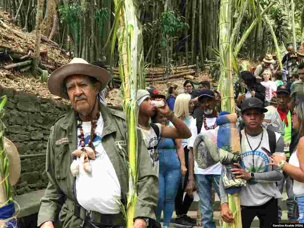 Los palmeros de Chacao bajan del Parque Nacional Waraira Repano, originalmente El Ávila, con las hojas de palma para el Domingo de Ramos.