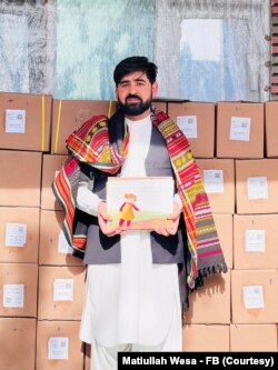 Matiullah Wesa, aktivis pendidikan Afghanistan, membacakan buku untuk siswa di kelas terbuka di pedesaan Afghanistan. (Foto: FB Matiullah Wesa)