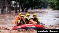 中国救援人员在撤离重庆万州区遭洪水侵袭的民众。（2023年7月4日）