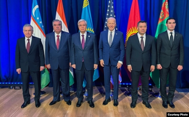 From left, Uzbekistan's Shavkat Mirziyoyev, Tajikistan's Emomali Rahmon, Kazakhstan's Kassym-Jomart Tokayev, the U.S.'s Joe Biden, Kyrgyzstan's Sadyr Zhaparov and Turkmenistan's Serdar Berdimuhamedov, Sept. 19, 2023. (Kazakh President's Office)