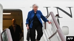 美国财政部长耶伦抵达中国广州白云国际机场。（2024年4月4日）