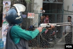 Seorang petugas polisi menembaki aktivis dan pendukung oposisi BNP di Dhaka, 7 Desember 2022. (Foto: VOA)