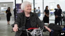 20일 베트남을 방문한 재닛 옐런 미국 재무장관이 하노이의 전동스쿠터 조립 공장을 찾았다.