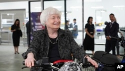 Janet Yellen gjatë vizitës në një fabrikë motorësh në Vietnam (20 korrik 2023)