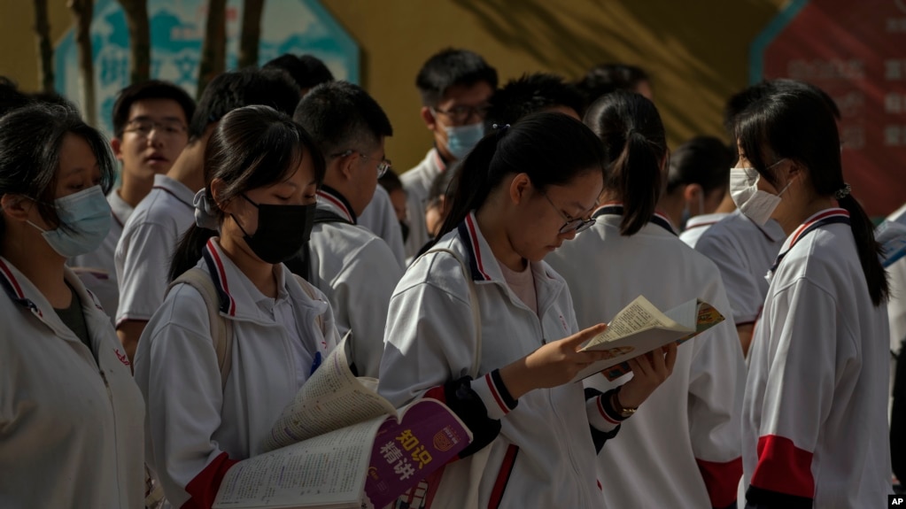 北京的中学生在进入高考考场前温习功课。（美联社2023年6月7日）(photo:VOA)