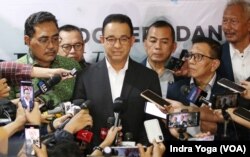 FILE - Calon presiden nomor urut satu, Anies Baswedan menjawab pertanyaan dari wartawan di sela-sela dirinya menghadiri undangan dari Persatuan Wartawan Indonesia (PWI) pada Jumat (1/12) di Jakarta. (VOA/Indra Yoga)