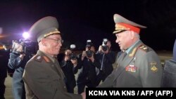 Menteri Pertahanan Nasional Korea Utara Kang Sun Nam menyambut Menteri Pertahanan Rusia Sergei Shoigu (kanan) setibanya di Bandara Internasional Pyongyang, 25 Juli 2023. (Foto: KCNA via KNS/AFP)