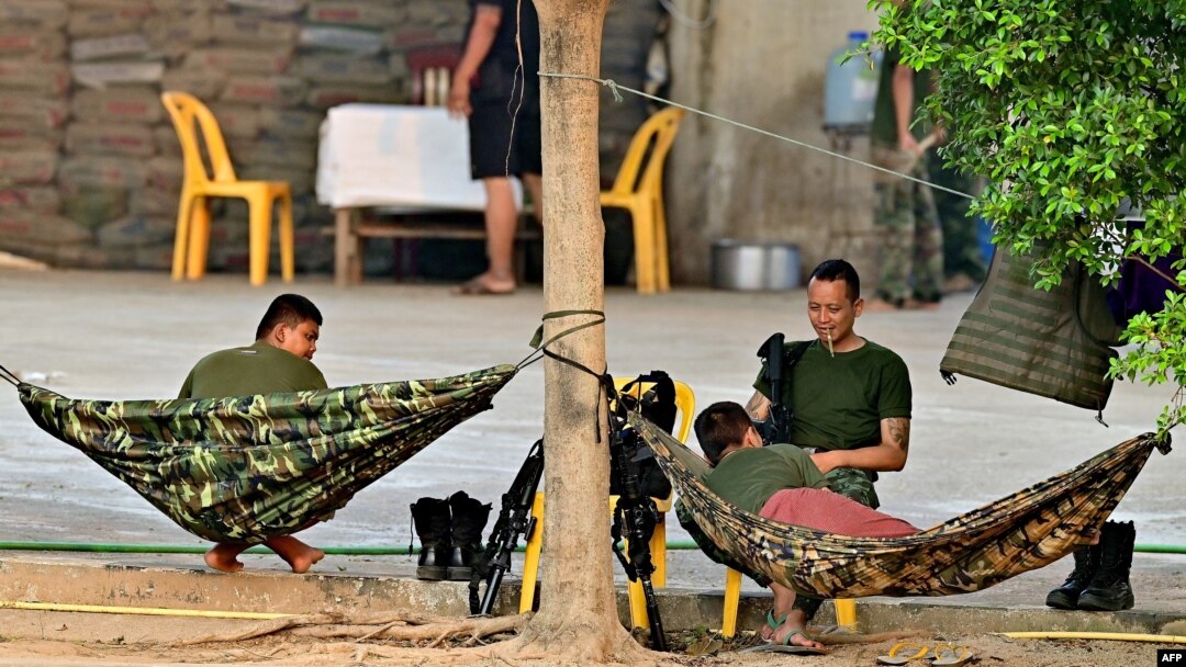 Các thành viên của lực lượng dân quân Myanmar bên kia sông Moei ở phía Myanmar, ảnh chụp từ tỉnh Mae Sot của Thái Lan vào ngày 11/4/2024.