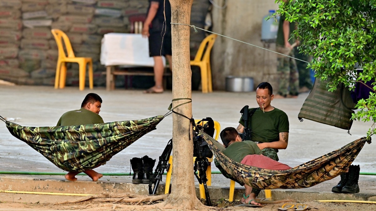 Quân đội Myanmar rút lui khi phiến quân tuyên bố kiểm soát thị trấn ...